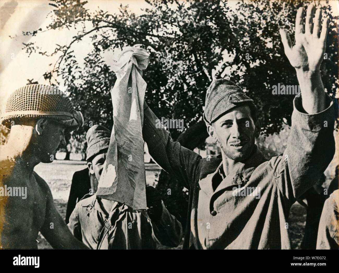 Le truppe italiane si arrendono in Sicilia, luglio 1943. Artista: sconosciuto Foto Stock