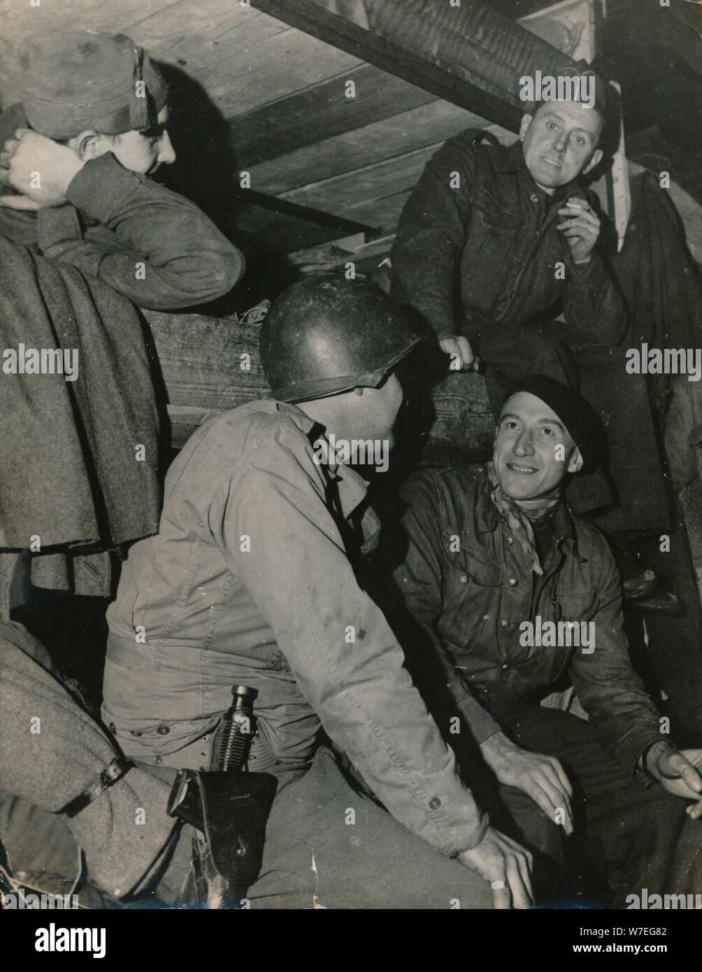 Americani e le truppe francesi si prendono una pausa, c.1940s. Artista: sconosciuto Foto Stock