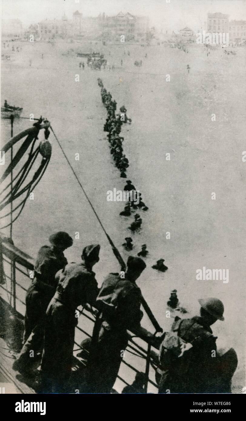 Truppe alleate attendere una nave durante la evacuazione di Dunkirk, 1940. Artista: sconosciuto Foto Stock