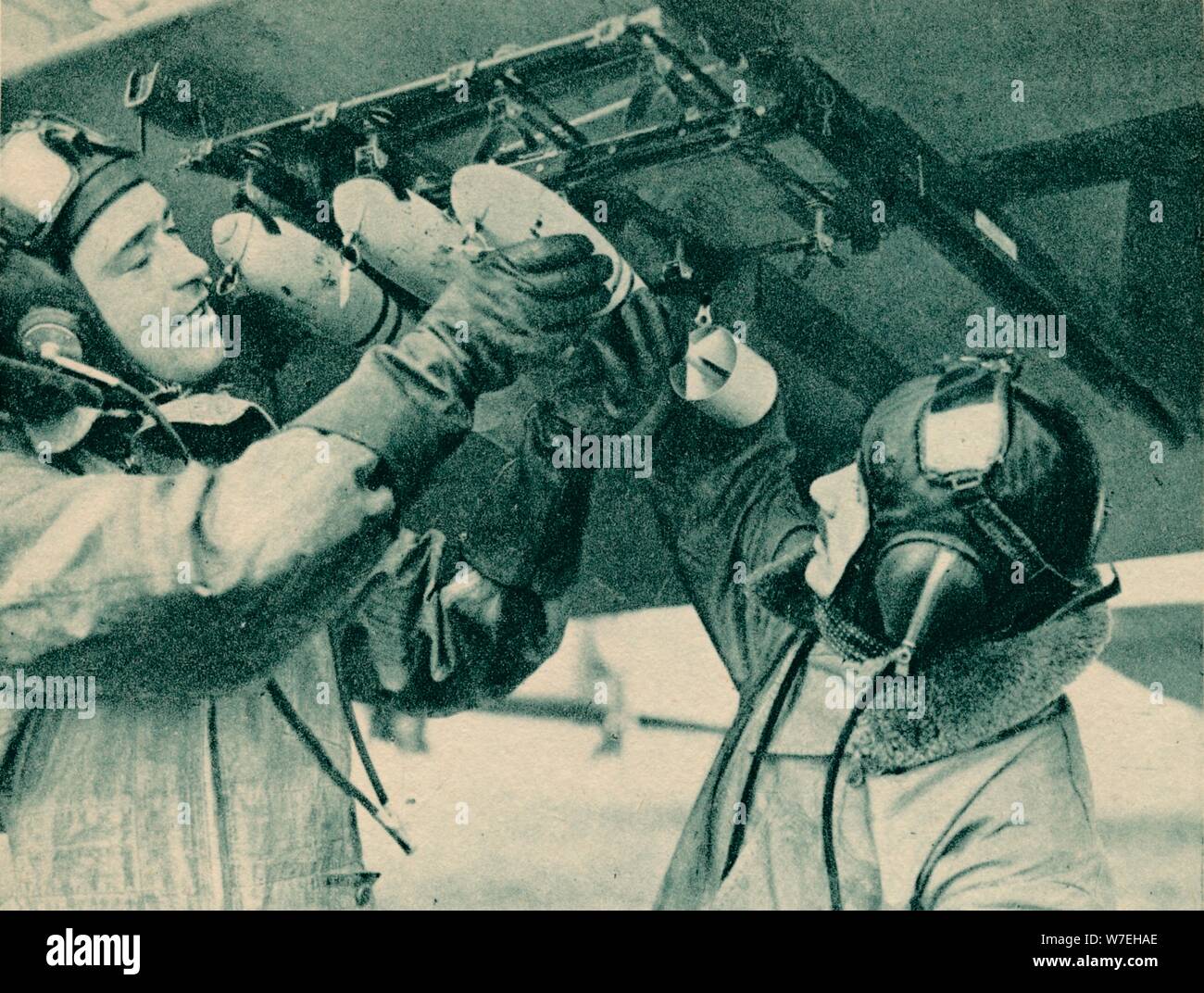 Aria osservatore riceve il bombardamento di formazione, 1940. Artista: sconosciuto Foto Stock