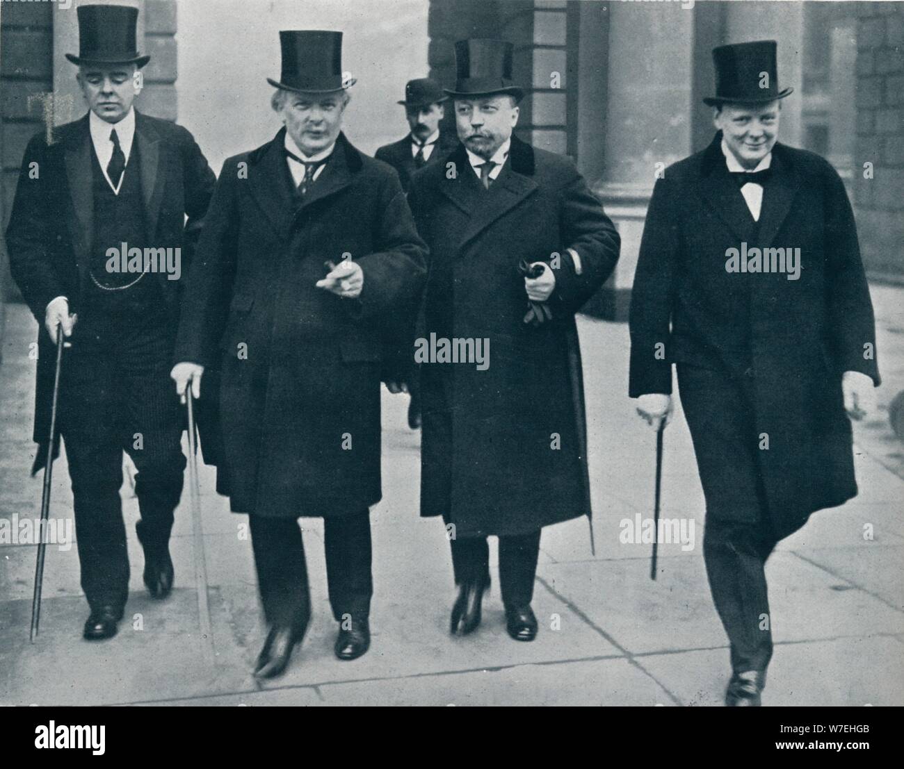 Ministro russo delle finanze in Inghilterra: M. abbaiare a suo modo alla House of Commons, 1914. Artista: sconosciuto Foto Stock