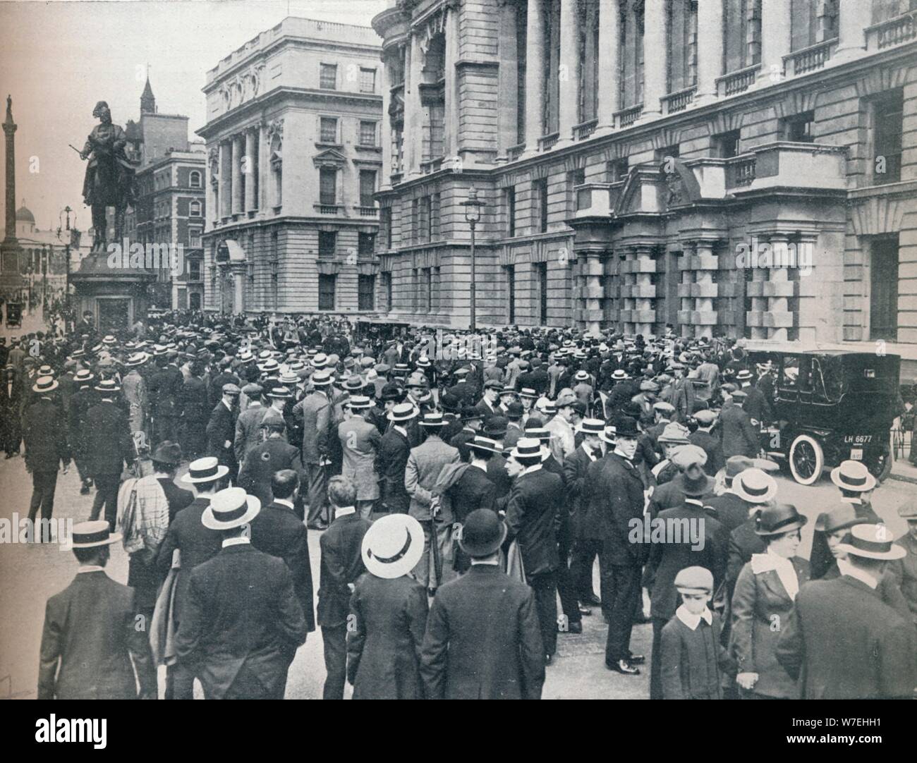 Folla in attesa al di fuori dell'Ufficio di guerra la mattina prima che la guerra è stata dichiarata', 1914. Artista: sconosciuto Foto Stock