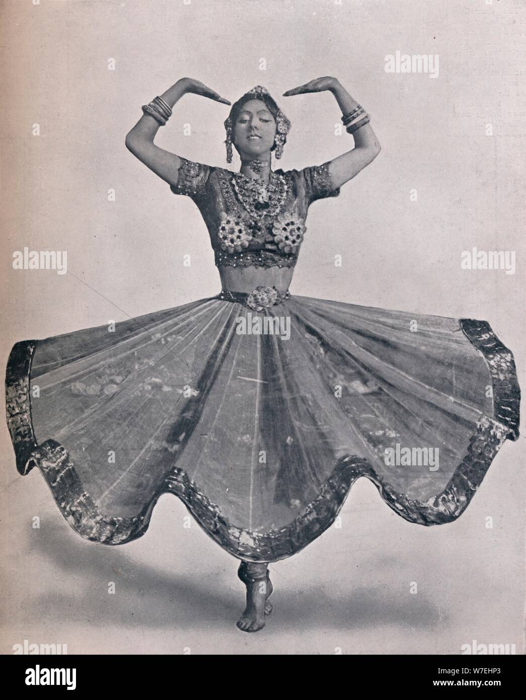 Miss Ruth St Denis nella sua notevole East Indian Dance al Teatro Aldwych, 1906. Artista: sconosciuto Foto Stock