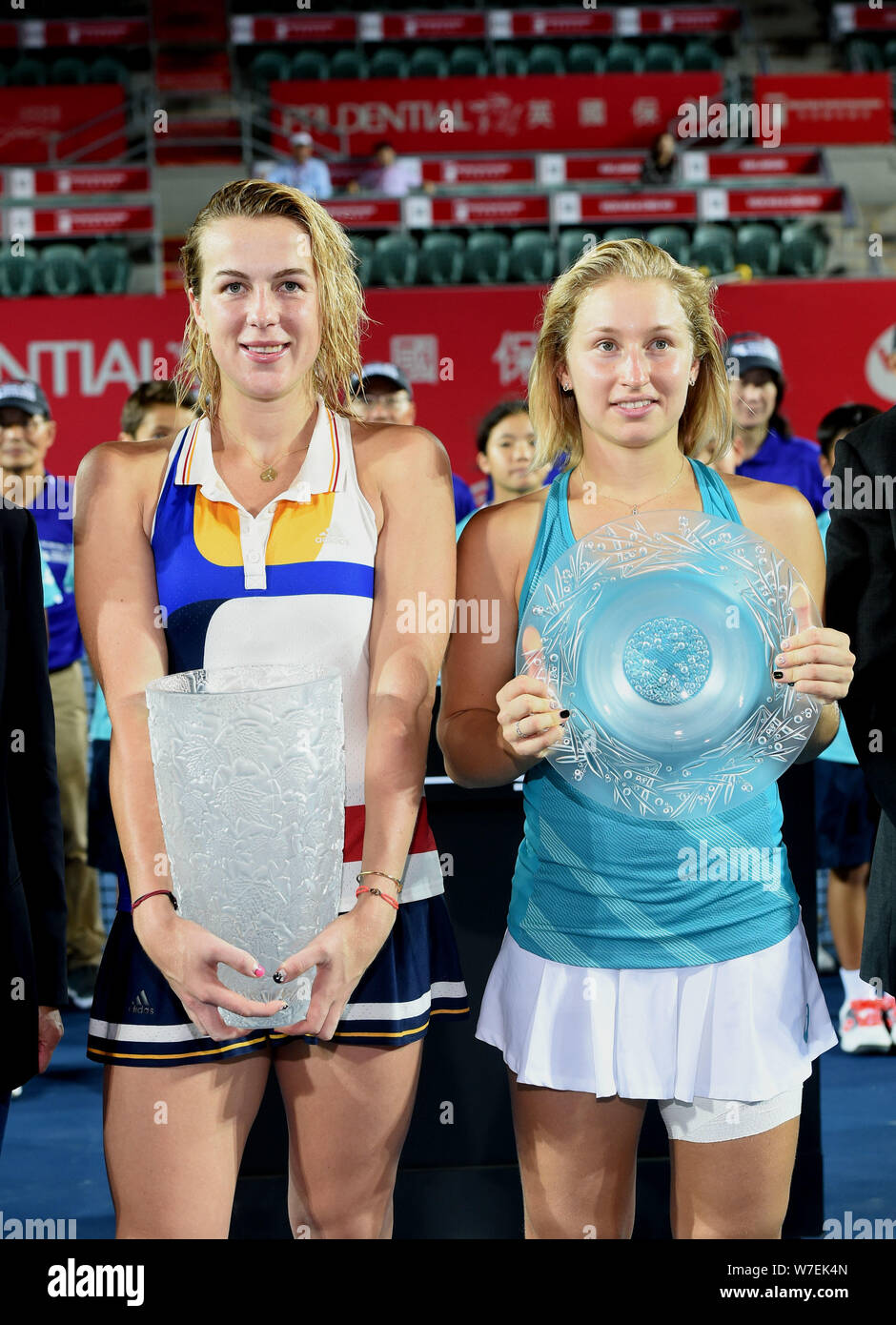 Vincitore Anastasia Pavlyuchenkova della Russia, sinistra e primo runner-up Daria Gavrilova di Australia posano con i loro trofei alla cerimonia di consegna del premio dopo Foto Stock