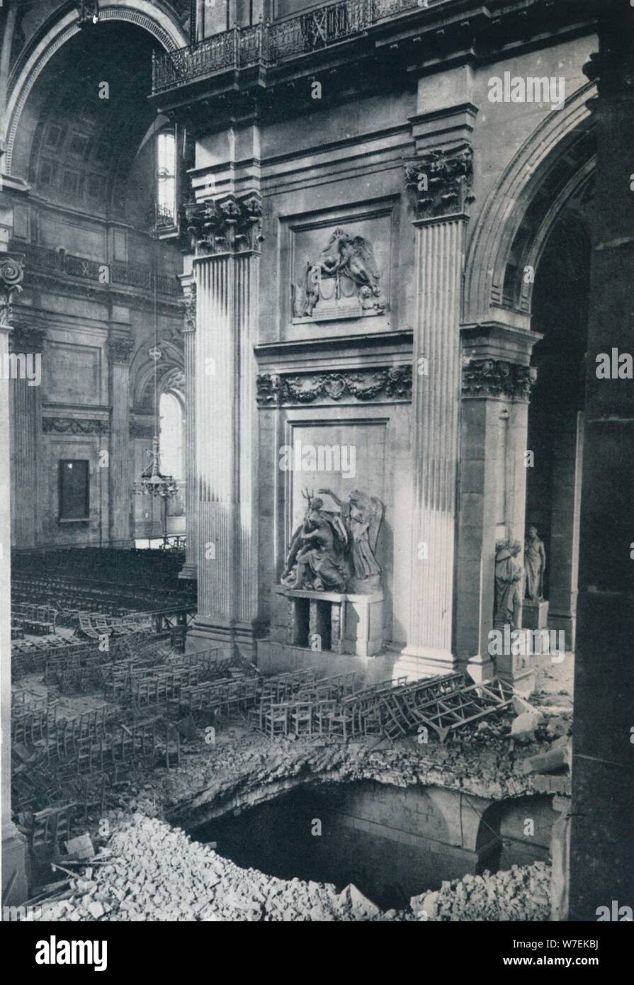 "Transetto nord della Cattedrale di San Paolo dopo i bombardamenti del 1941'. Artista: sconosciuto. Foto Stock
