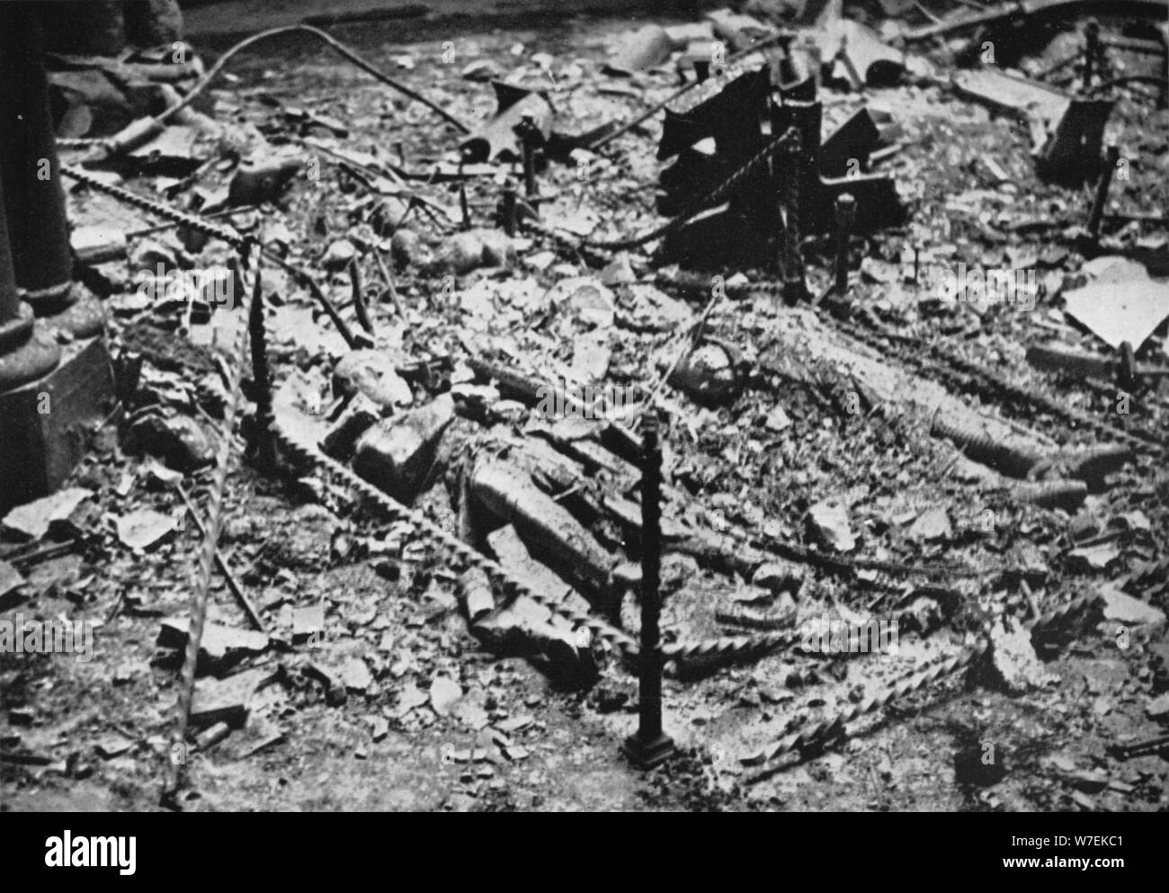 "Due effigi dei Cavalieri nel round del Tempio la Chiesa, distrutta da un incendio, 1941". Artista: sconosciuto. Foto Stock