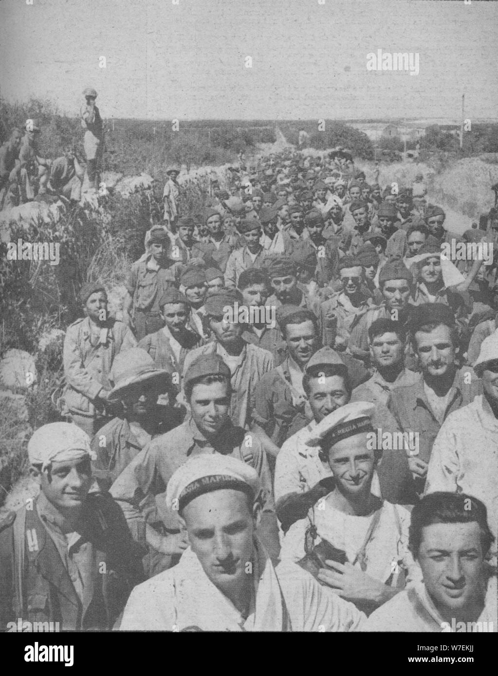 "Passando da battaglia in Sicilia per una gabbia di prigionieri', 1943/44. Artista: sconosciuto. Foto Stock