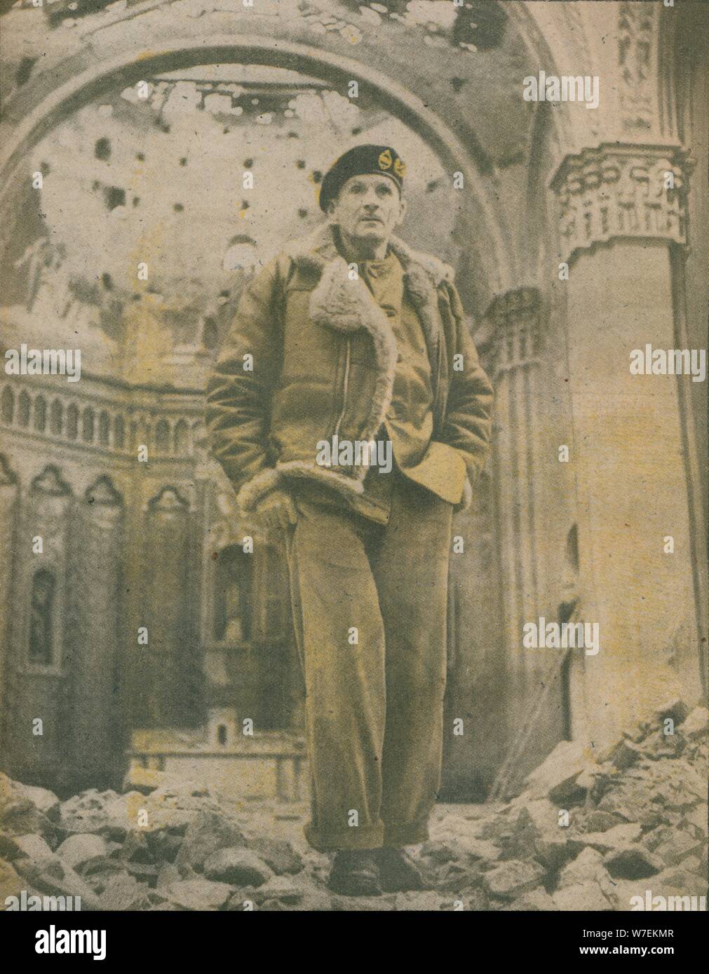 " Il generale Sir Bernard Montgomery, indagini il guscio-strappate le rovine di Fossacesia', 1944-1944. Artista: sconosciuto. Foto Stock