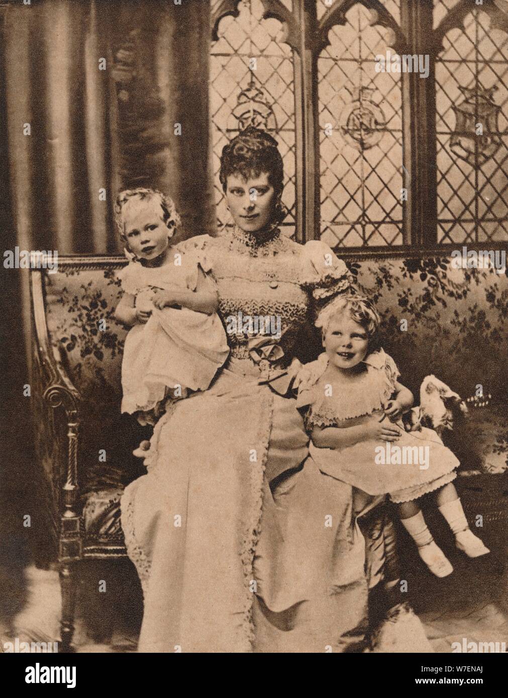 La duchessa di York con i suoi due figli, Princes Edward e Albert, c1897 (1935). Artista: sconosciuto. Foto Stock