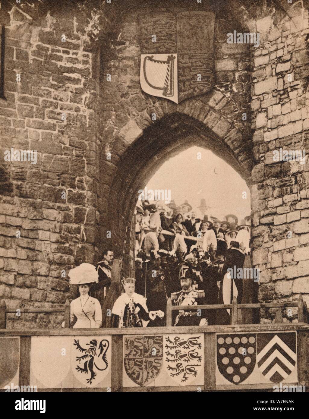 La vestizione del Principe di Galles a Caernarvon Castle, 13 luglio 1911 (1935). Artista: sconosciuto. Foto Stock