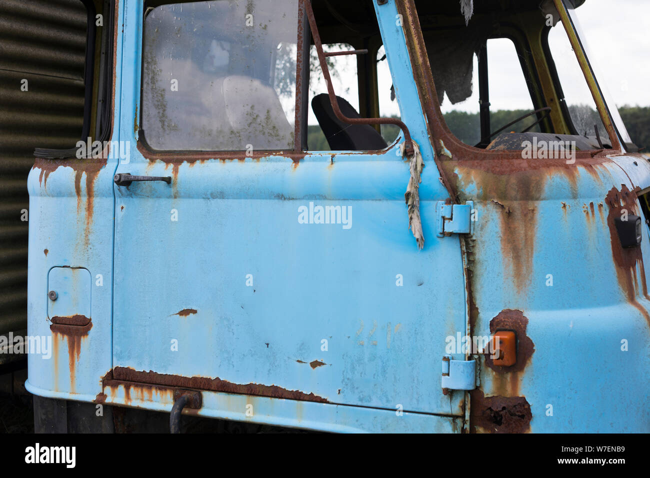 A decadimento abbandonati blu carrello Robur all'aperto, Germania Foto Stock