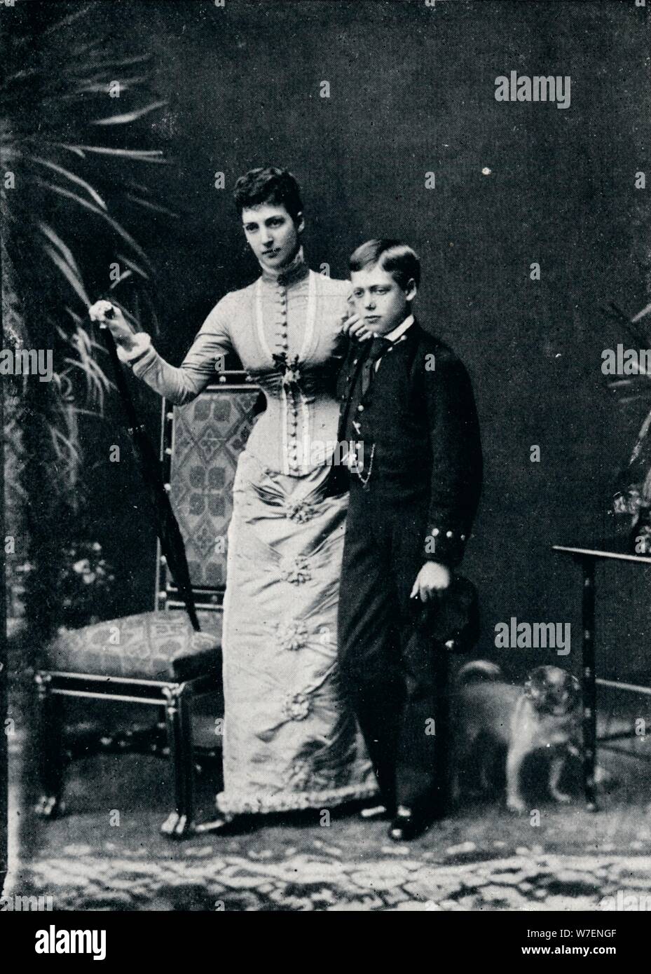 'La regina Alexandra e il suo secondo figlio, il futuro re Giorgio V, C1877 (1910). Artisti: Sir Richard Holmes, W&D Downey. Foto Stock