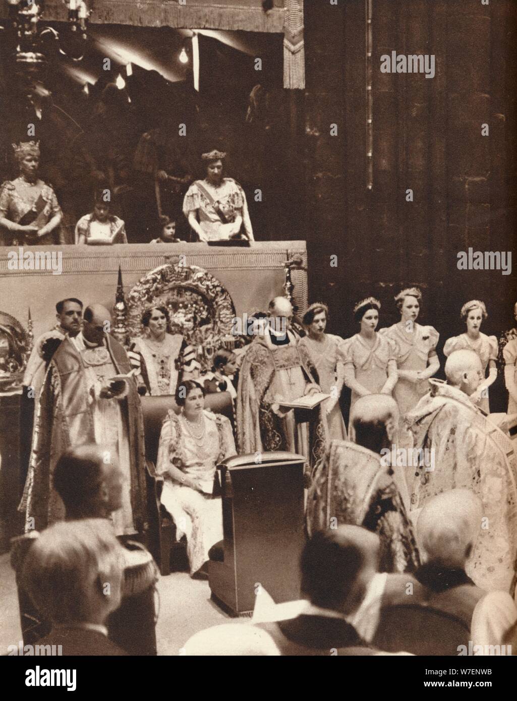 "Queen Elizabeth guarda come suo marito è incoronato il giorno della sua incoronazione", 1937. Artista: sconosciuto. Foto Stock