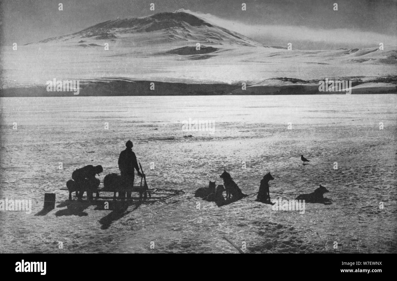 Il 'Monte Erebus che mostra segni di attività', c1910, (1928). Artista: Herbert ponting. Foto Stock
