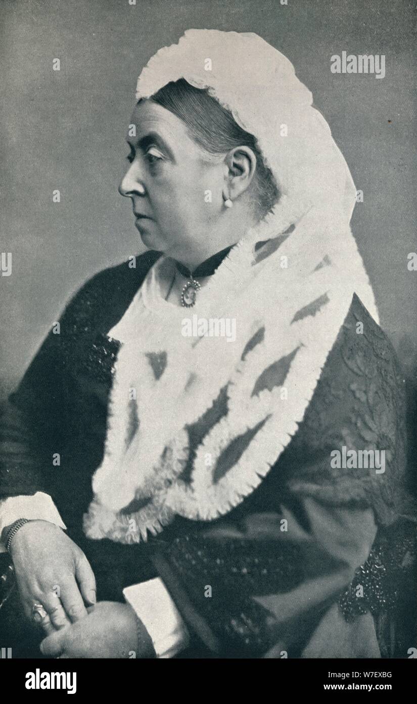 La "regina all età di sessanta sei", c1885, (1901). Artista: Alexander Bassano. Foto Stock