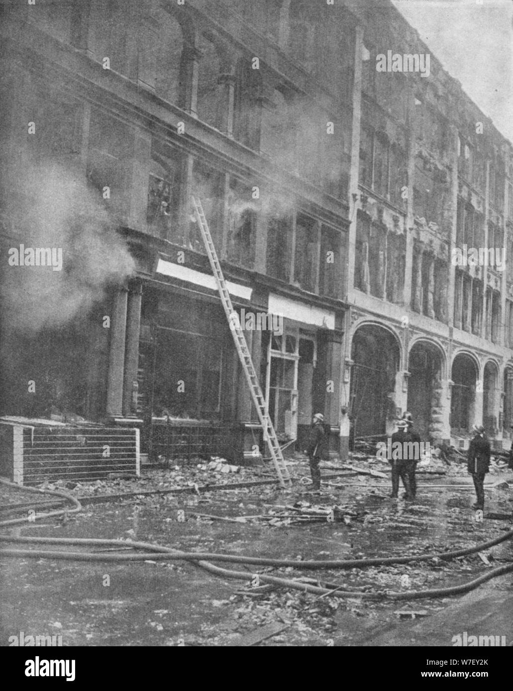 "Vigili del Fuoco affrontare City Blaze", 1940, (1940). Artista: sconosciuto. Foto Stock