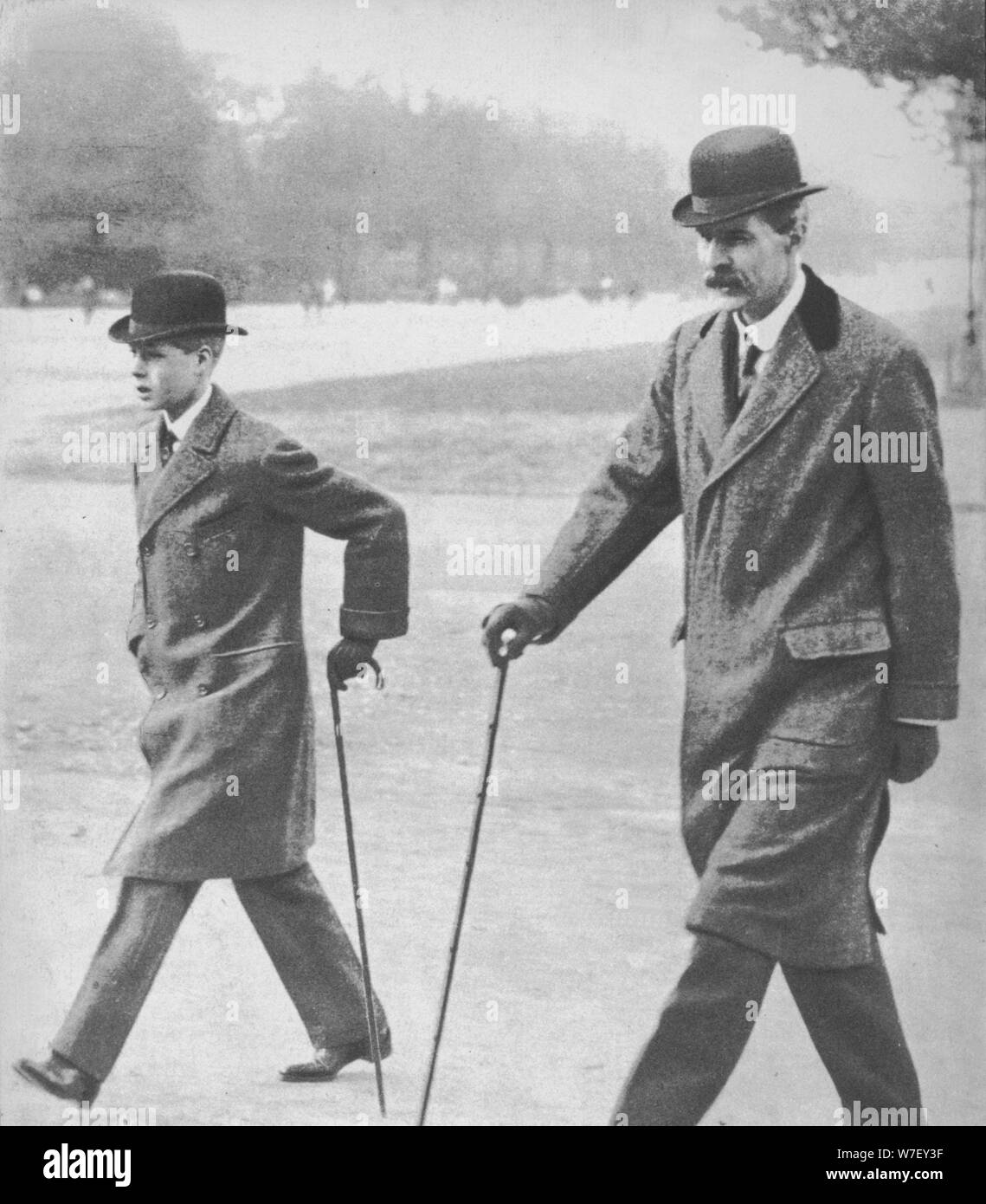Prince Edward camminando con Mr HP Hansell, il precettore di Auteuil, Francia, 1912 (1936). Creatore: sconosciuto. Foto Stock