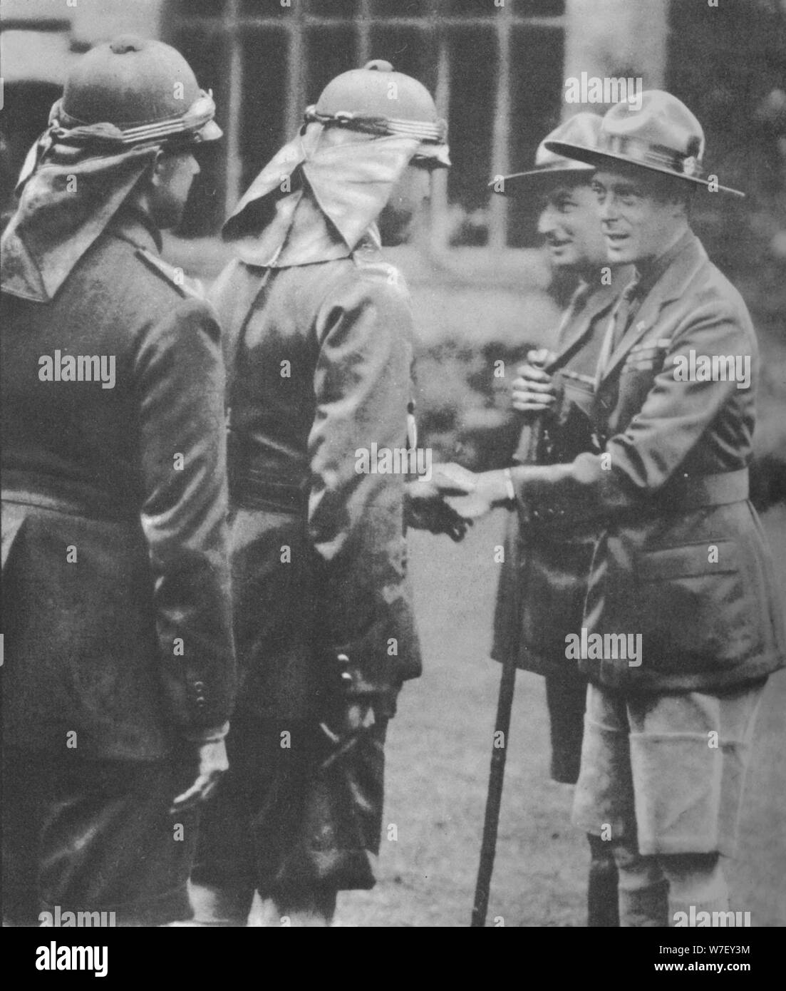 Scout accolto dal Principe di Galles al jamboree a Arrowe Park, Birkenhead, 1929 (1936). Artista: sconosciuto. Foto Stock