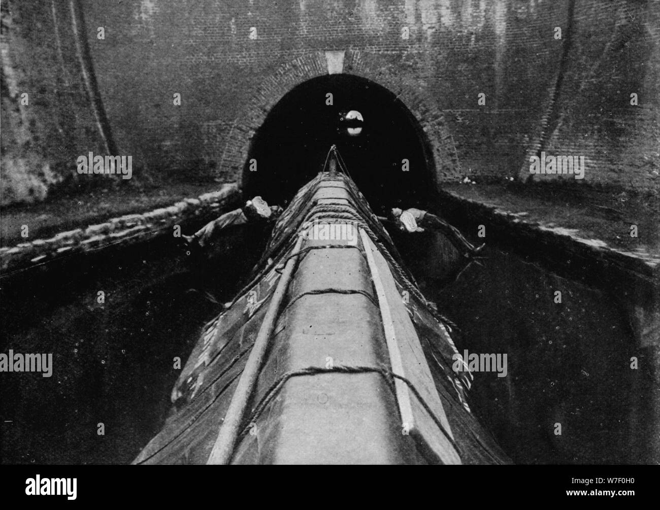 Pronta per avviare 'legging' un canal boat, Londra, c1890 (1903). Artista: sconosciuto. Foto Stock