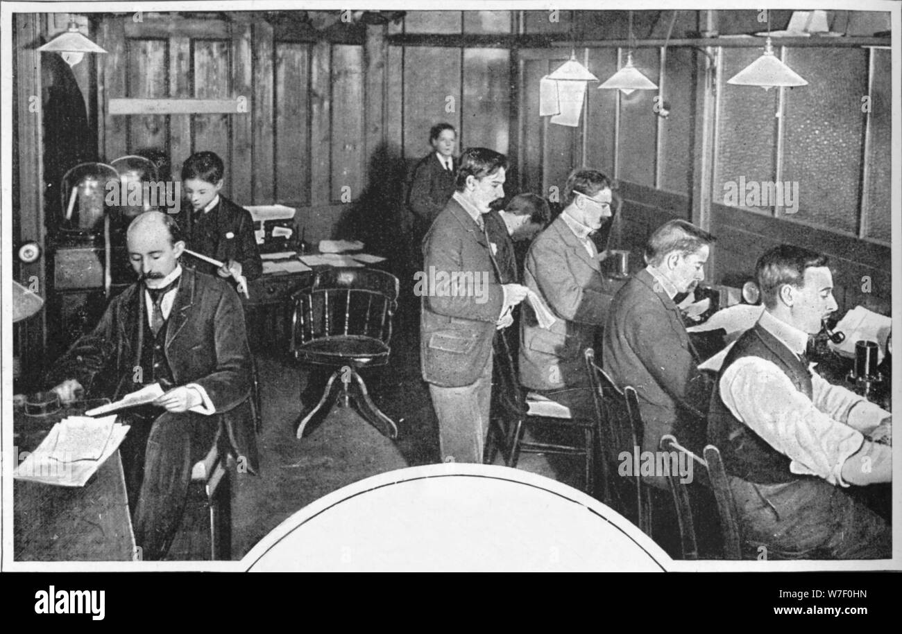 Nastro e sala del telegrafo del Daily Express giornale, Londra, c1900 (1903). Artista: sconosciuto. Foto Stock