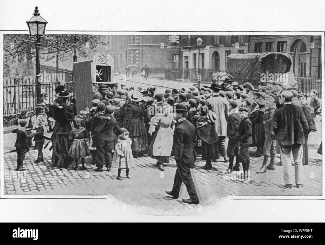 Punch e Judy show, Londra, c1903 (1903). Artista: sconosciuto. Foto Stock