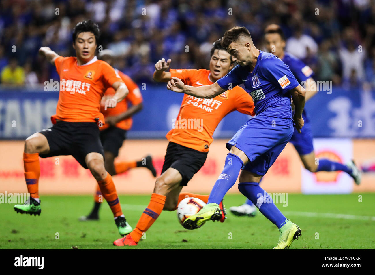 Il calcio italiano player Stephan El Shaarawy, a destra della Groenlandia di Shanghai Shenhua passa la palla contro un giocatore di Wuhan Zall nel loro ventunesimo partita durante il 2019 Chinese Football Association Super League (CSL) in Cina a Shanghai, 2 agosto 2019. Shanghai Groenlandia Shenhua giocato disegnare a Wuhan Zall 2-2. Foto Stock Il calcio italiano player Stephan El Shaarawy, a destra della Groenlandia di Shanghai Shenhua passa la palla contro un giocatore di Wuhan Zall nel loro ventunesimo partita durante il 2019 Chinese Football Association Super League (CSL) in Cina a Shanghai, 2 agosto 2019. Shanghai Groenlandia Shenhua giocato disegnare a Wuhan Zall 2-2. Foto Stock
