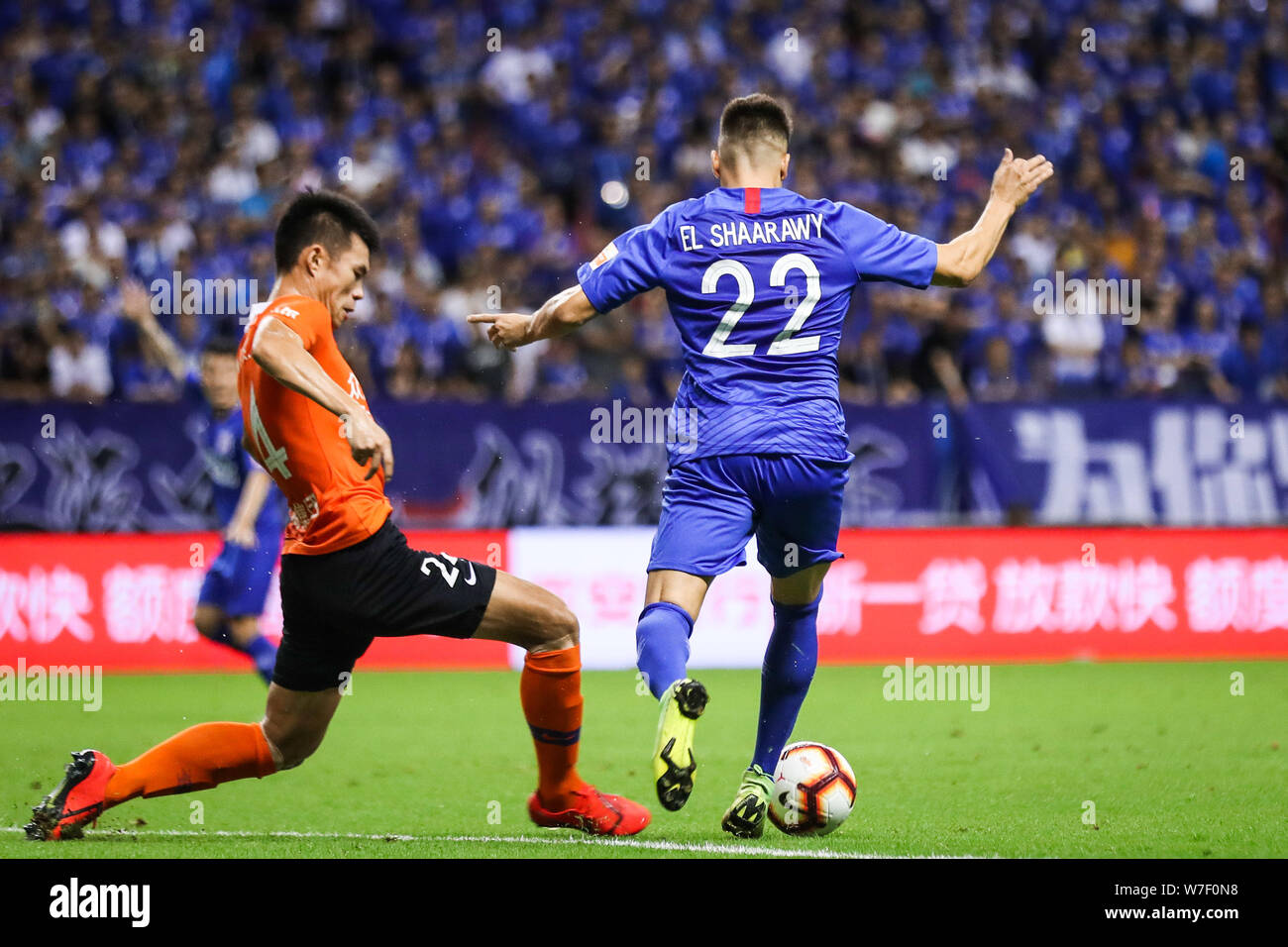 Il calcio italiano player Stephan El Shaarawy, a destra della Groenlandia di Shanghai Shenhua passa la palla contro un giocatore di Wuhan Zall nel loro ventunesimo partita durante il 2019 Chinese Football Association Super League (CSL) in Cina a Shanghai, 2 agosto 2019. Shanghai Groenlandia Shenhua giocato disegnare a Wuhan Zall 2-2. Foto Stock Il calcio italiano player Stephan El Shaarawy, a destra della Groenlandia di Shanghai Shenhua passa la palla contro un giocatore di Wuhan Zall nel loro ventunesimo partita durante il 2019 Chinese Football Association Super League (CSL) in Cina a Shanghai, 2 agosto 2019. Shanghai Groenlandia Shenhua giocato disegnare a Wuhan Zall 2-2. Foto Stock