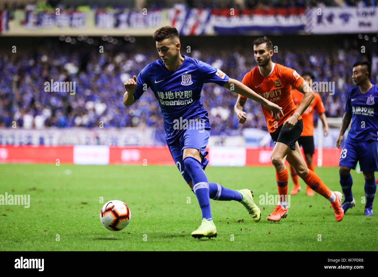 Il calcio italiano player Stephan El Shaarawy, a sinistra della Groenlandia di Shanghai Shenhua passa la palla contro un giocatore di Wuhan Zall nel loro ventunesimo partita durante il 2019 Chinese Football Association Super League (CSL) in Cina a Shanghai, 2 agosto 2019. Shanghai Groenlandia Shenhua giocato disegnare a Wuhan Zall 2-2. Foto Stock Il calcio italiano player Stephan El Shaarawy, a sinistra della Groenlandia di Shanghai Shenhua passa la palla contro un giocatore di Wuhan Zall nel loro ventunesimo partita durante il 2019 Chinese Football Association Super League (CSL) in Cina a Shanghai, 2 agosto 2019. Shanghai Groenlandia Shenhua giocato disegnare a Wuhan Zall 2-2. Foto Stock