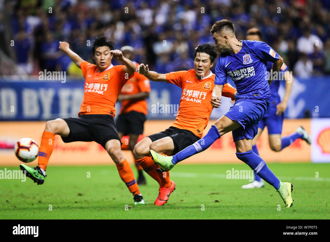 Il calcio italiano player Stephan El Shaarawy, a destra della Groenlandia di Shanghai Shenhua passa la palla contro un giocatore di Wuhan Zall nel loro ventunesimo partita durante il 2019 Chinese Football Association Super League (CSL) in Cina a Shanghai, 2 agosto 2019. Shanghai Groenlandia Shenhua giocato disegnare a Wuhan Zall 2-2. Foto Stock Il calcio italiano player Stephan El Shaarawy, a destra della Groenlandia di Shanghai Shenhua passa la palla contro un giocatore di Wuhan Zall nel loro ventunesimo partita durante il 2019 Chinese Football Association Super League (CSL) in Cina a Shanghai, 2 agosto 2019. Shanghai Groenlandia Shenhua giocato disegnare a Wuhan Zall 2-2. Foto Stock
