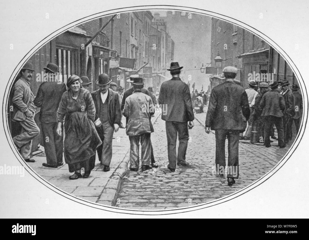 Strada principale della comunità italiana, Clerkenwell, Londra, c1900 (1901). Artista: sconosciuto. Foto Stock