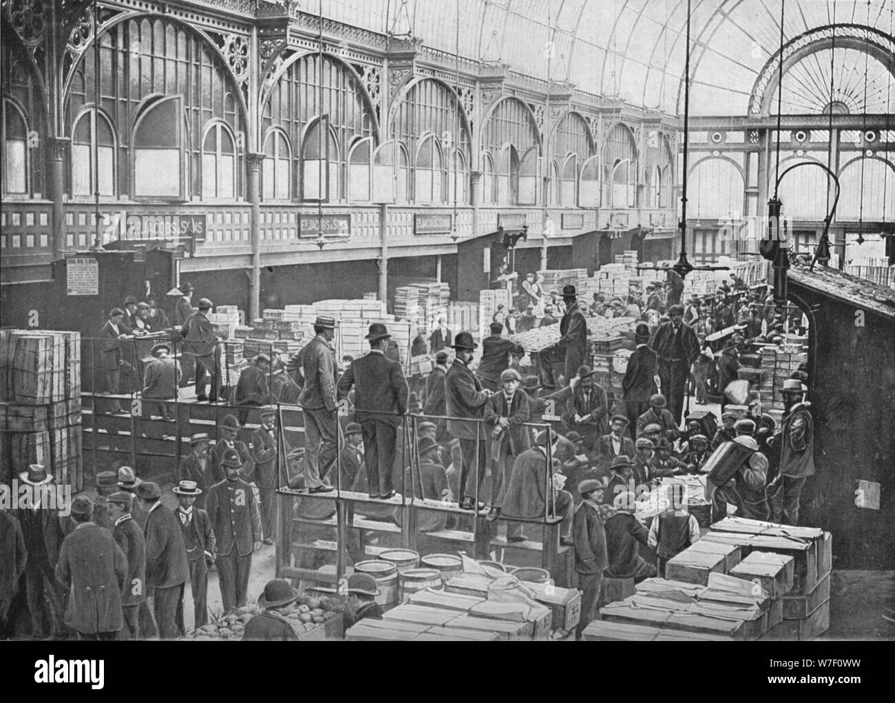 Aste di frutta al mercato di Covent Garden, Londra, c1901 (1901). Artista: sconosciuto. Foto Stock