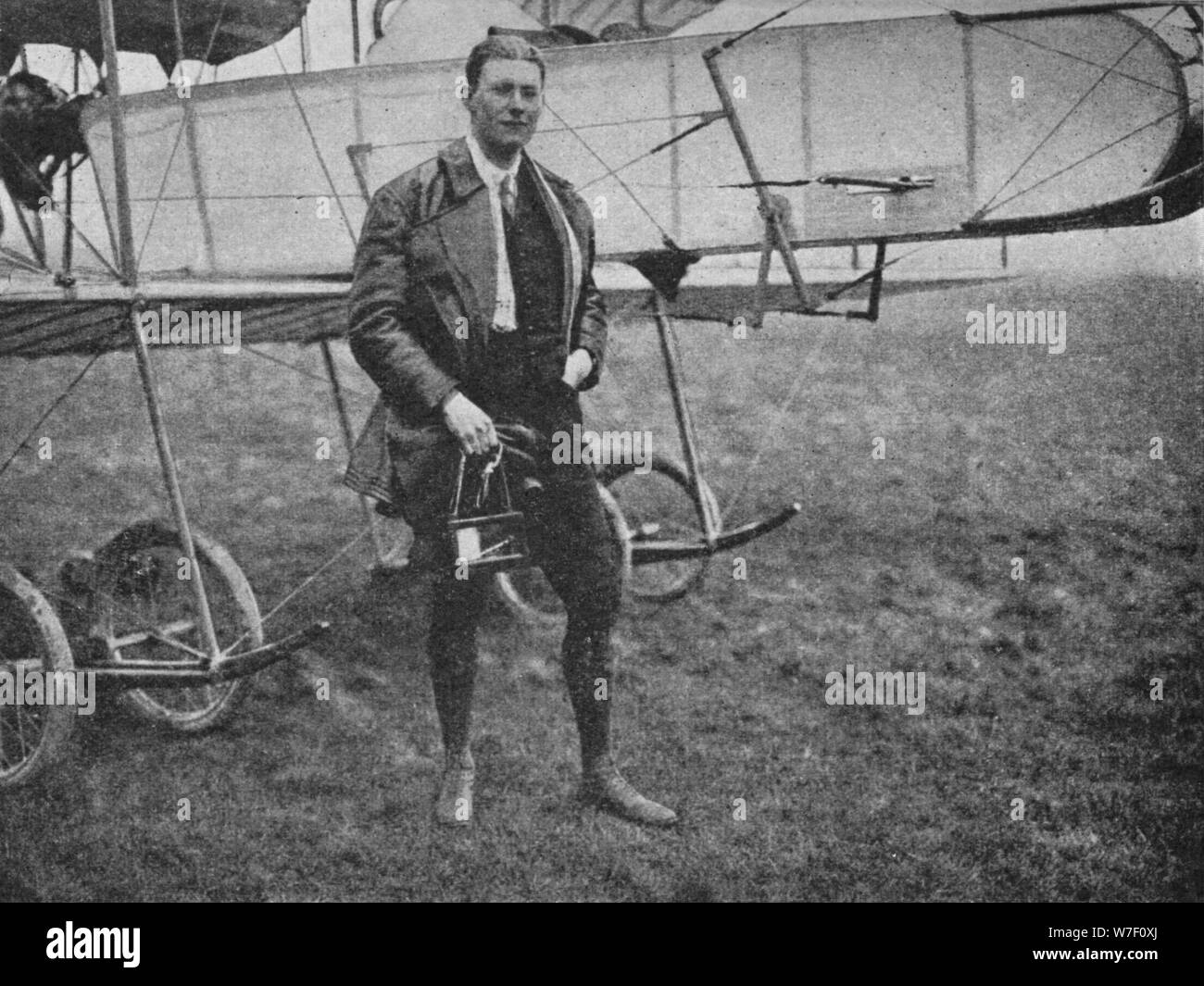 Signor Gordon Bell, che ha volato più tipi diversi di qualsiasi altro pilota del suo tempo, 1913 (1934). Artista: Foto di volo. Foto Stock