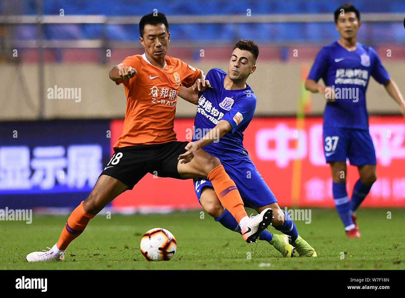 Il calcio italiano player Stephan El Shaarawy, a destra della Groenlandia di Shanghai Shenhua sfide un giocatore di Wuhan Zall nel loro ventunesimo partita durante il 2019 Chinese Football Association Super League (CSL) in Cina a Shanghai, 2 agosto 2019. Shanghai Groenlandia Shenhua giocato disegnare a Wuhan Zall 2-2. Foto Stock Il calcio italiano player Stephan El Shaarawy, a destra della Groenlandia di Shanghai Shenhua sfide un giocatore di Wuhan Zall nel loro ventunesimo partita durante il 2019 Chinese Football Association Super League (CSL) in Cina a Shanghai, 2 agosto 2019. Shanghai Groenlandia Shenhua giocato disegnare a Wuhan Zall 2-2. Foto Stock