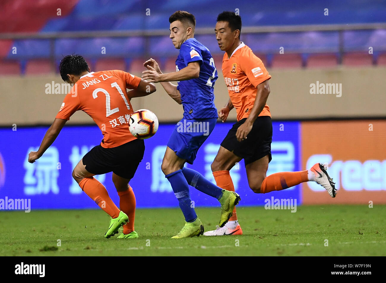 Il calcio italiano player Stephan El Shaarawy, centro di Shanghai Groenlandia Shenhua passa la palla contro giocatori di Wuhan Zall nel loro ventunesimo partita durante il 2019 Chinese Football Association Super League (CSL) in Cina a Shanghai, 2 agosto 2019. Shanghai Groenlandia Shenhua giocato disegnare a Wuhan Zall 2-2. Foto Stock Il calcio italiano player Stephan El Shaarawy, centro di Shanghai Groenlandia Shenhua passa la palla contro giocatori di Wuhan Zall nel loro ventunesimo partita durante il 2019 Chinese Football Association Super League (CSL) in Cina a Shanghai, 2 agosto 2019. Shanghai Groenlandia Shenhua giocato disegnare a Wuhan Zall 2-2. Foto Stock