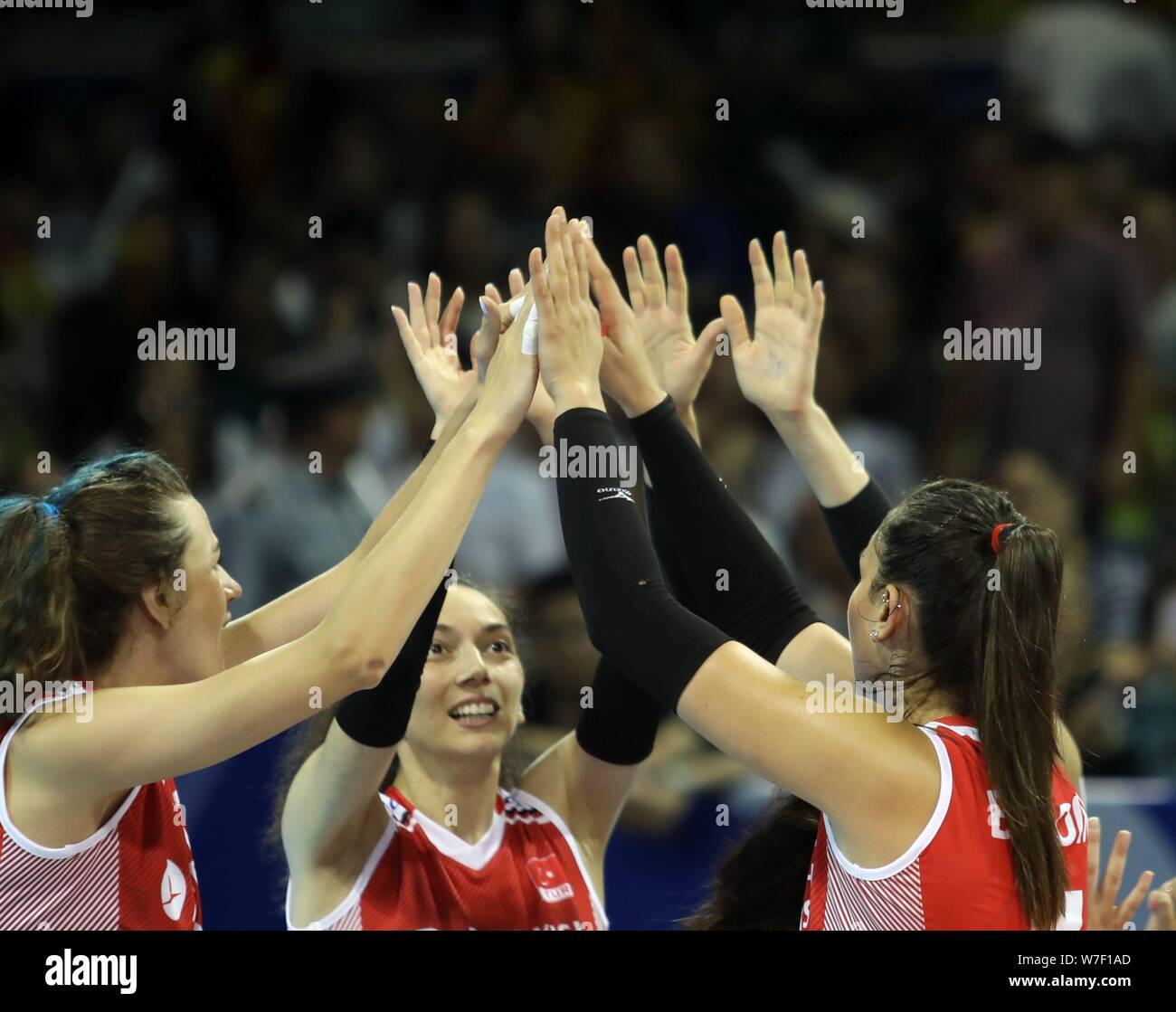 La Turchia donne nazionale della squadra di pallavolo celebrare dopo rigature durante il 2019 FIVB femminile di pallavolo Intercontinental qualificazione olimpica torneo contro la Cina nella città di Ningbo, Cina orientale della provincia di Zhejiang, 4 agosto 2019. La Cina ha vinto la partita contro la Turchia con 3-0 al 2019 FIVB femminile di pallavolo Intercontinental Qualificazione Olimpica e il torneo ha vinto la qualifica per partecipare ai giochi della XXXII Olimpiade, o noto come Tokyo 2020, nella città di Ningbo, Cina orientale della provincia di Zhejiang, 4 agosto 2019. Foto Stock