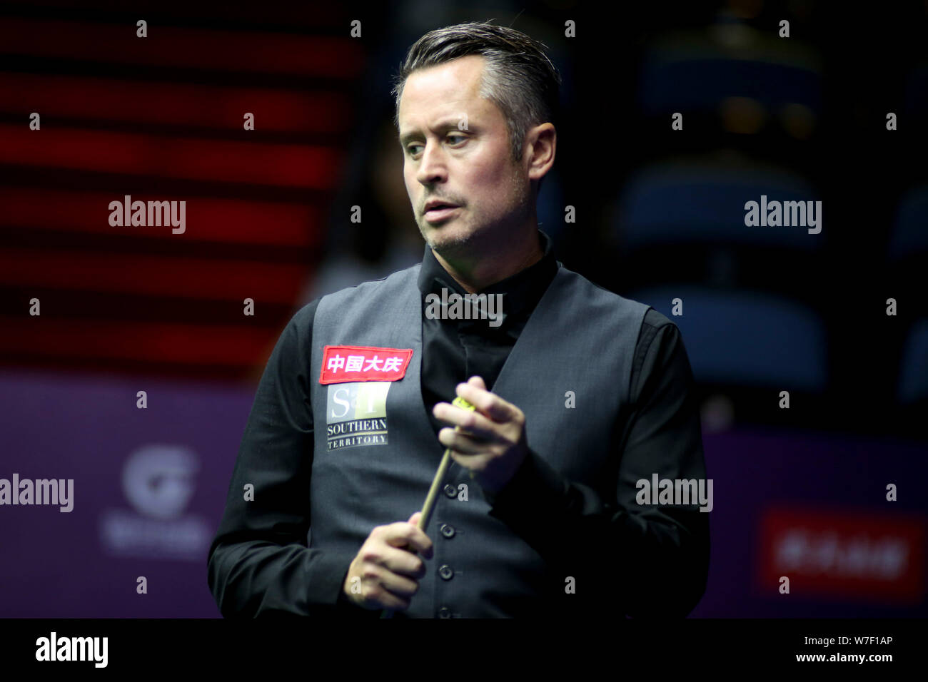 Alfie onere di Inghilterra chalks spunto come egli ritiene che un colpo a Yan Bingtao della Cina nel heldover corrispondere durante il 2019 World Snooker Championship internazionale nella città di Daqing, a nord-est della Cina di Provincia di Heilongjiang, 4 agosto 2019. Yan Bingtao sconfitto onere Alfie 6-1. Foto Stock