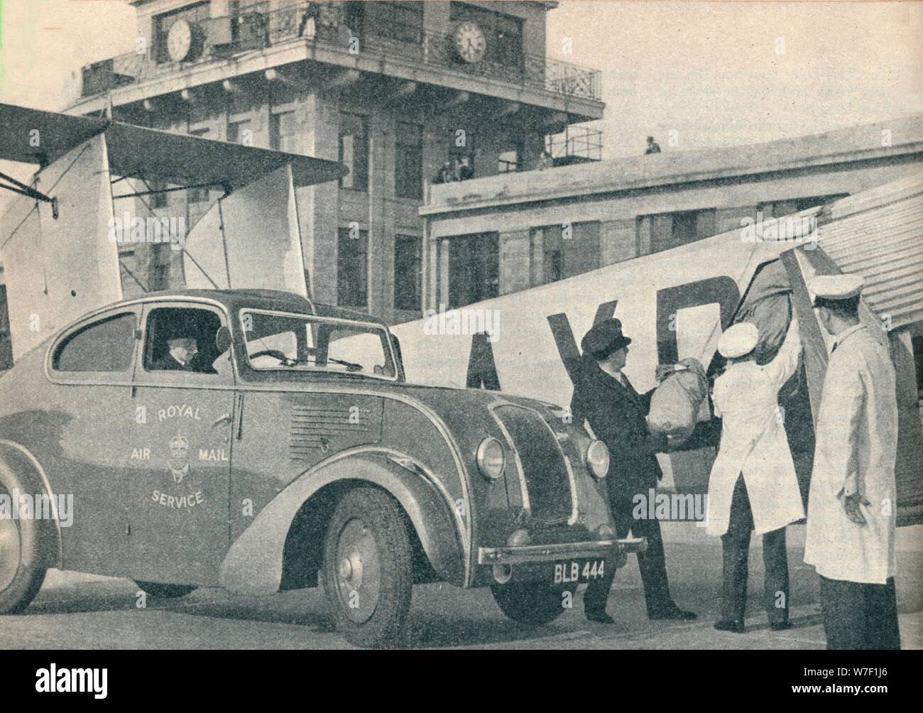 Caricamento di mail sul bordo di un Imperial Airways liner a Croydon aeroporto, c1936 (C1937). Artista: GPO. Foto Stock