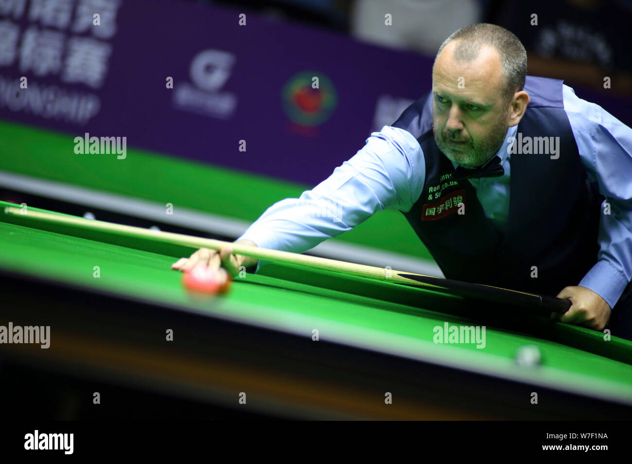 Mark Williams del Galles gioca un colpo di Jak Jones del Galles nel primo round corrispondere durante il 2019 World Snooker Championship internazionale nella città di Daqing, a nord-est della Cina di Provincia di Heilongjiang, 5 agosto 2019. Foto Stock