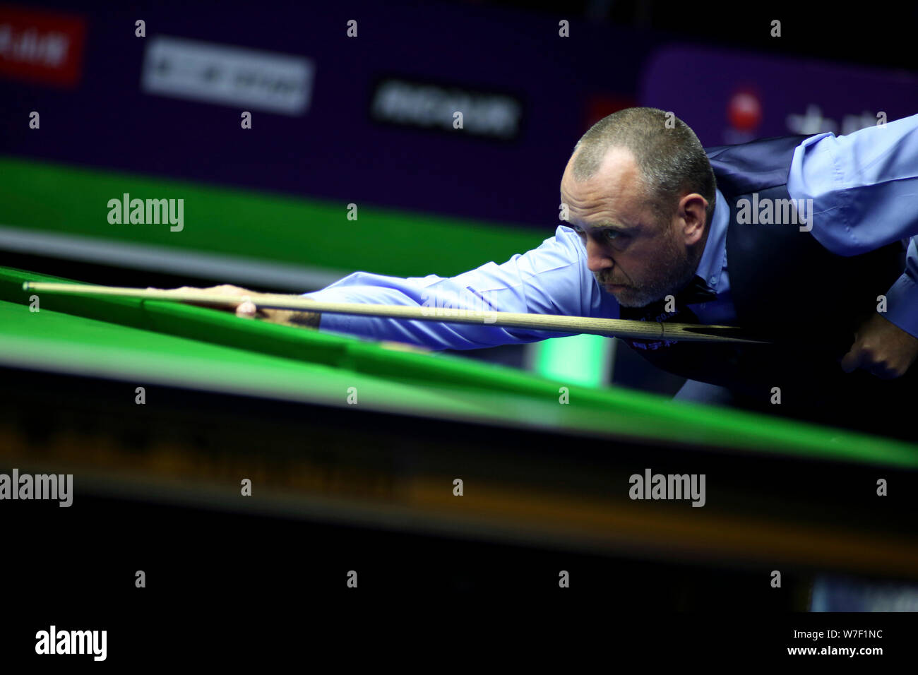 Mark Williams del Galles gioca un colpo di Jak Jones del Galles nel primo round corrispondere durante il 2019 World Snooker Championship internazionale nella città di Daqing, a nord-est della Cina di Provincia di Heilongjiang, 5 agosto 2019. Foto Stock