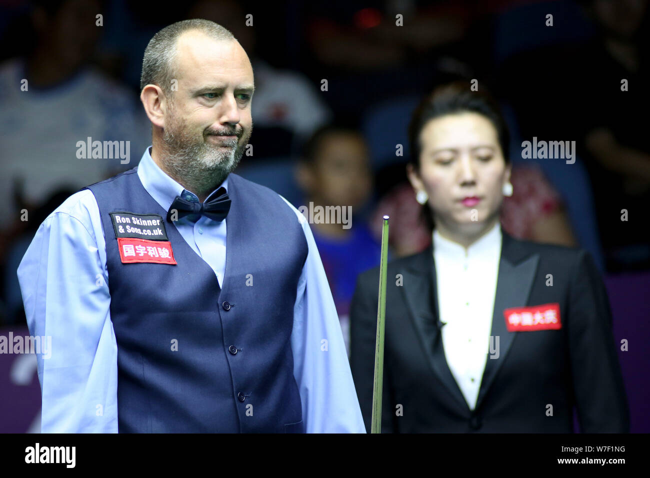 Mark Williams del Galles ritiene che un colpo di Jak Jones del Galles nel primo round corrispondere durante il 2019 World Snooker Championship internazionale nella città di Daqing, a nord-est della Cina di Provincia di Heilongjiang, 5 agosto 2019. Foto Stock