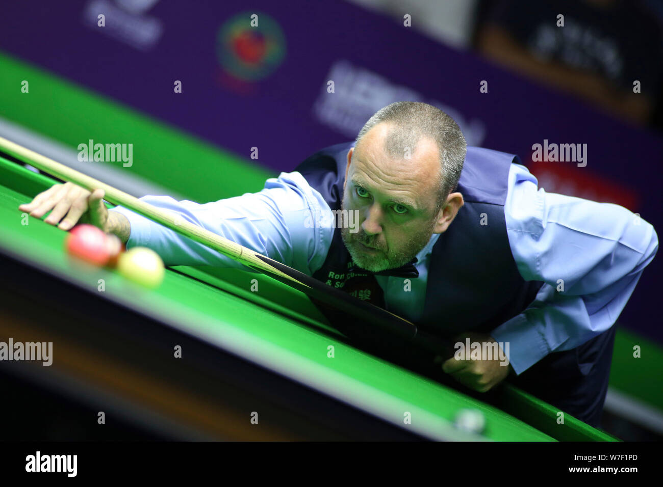 Mark Williams del Galles gioca un colpo di Jak Jones del Galles nel primo round corrispondere durante il 2019 World Snooker Championship internazionale nella città di Daqing, a nord-est della Cina di Provincia di Heilongjiang, 5 agosto 2019. Foto Stock