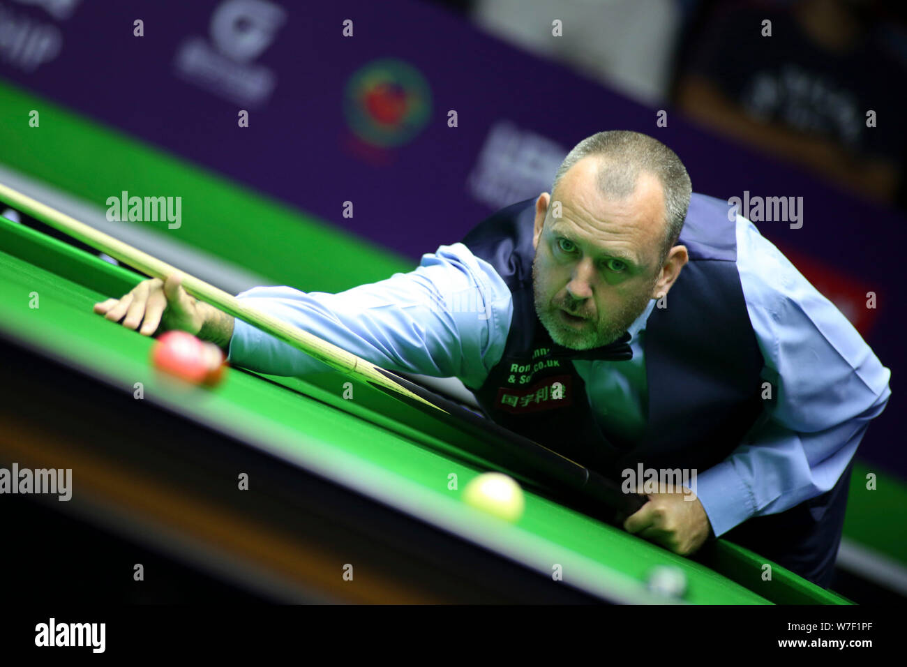 Mark Williams del Galles gioca un colpo di Jak Jones del Galles nel primo round corrispondere durante il 2019 World Snooker Championship internazionale nella città di Daqing, a nord-est della Cina di Provincia di Heilongjiang, 5 agosto 2019. Foto Stock