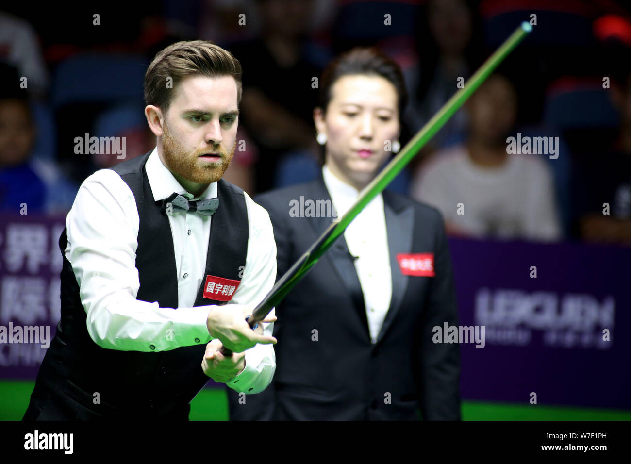 Jak Jones del Galles ritiene che un colpo di Mark Williams del Galles nel primo round corrispondere durante il 2019 World Snooker Championship internazionale nella città di Daqing, a nord-est della Cina di Provincia di Heilongjiang, 5 agosto 2019. Foto Stock