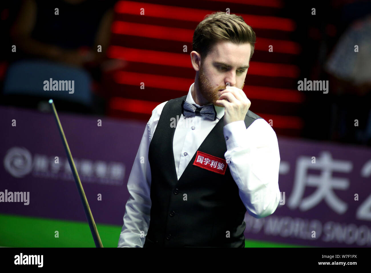 Jak Jones del Galles ritiene che un colpo di Mark Williams del Galles nel primo round corrispondere durante il 2019 World Snooker Championship internazionale nella città di Daqing, a nord-est della Cina di Provincia di Heilongjiang, 5 agosto 2019. Foto Stock