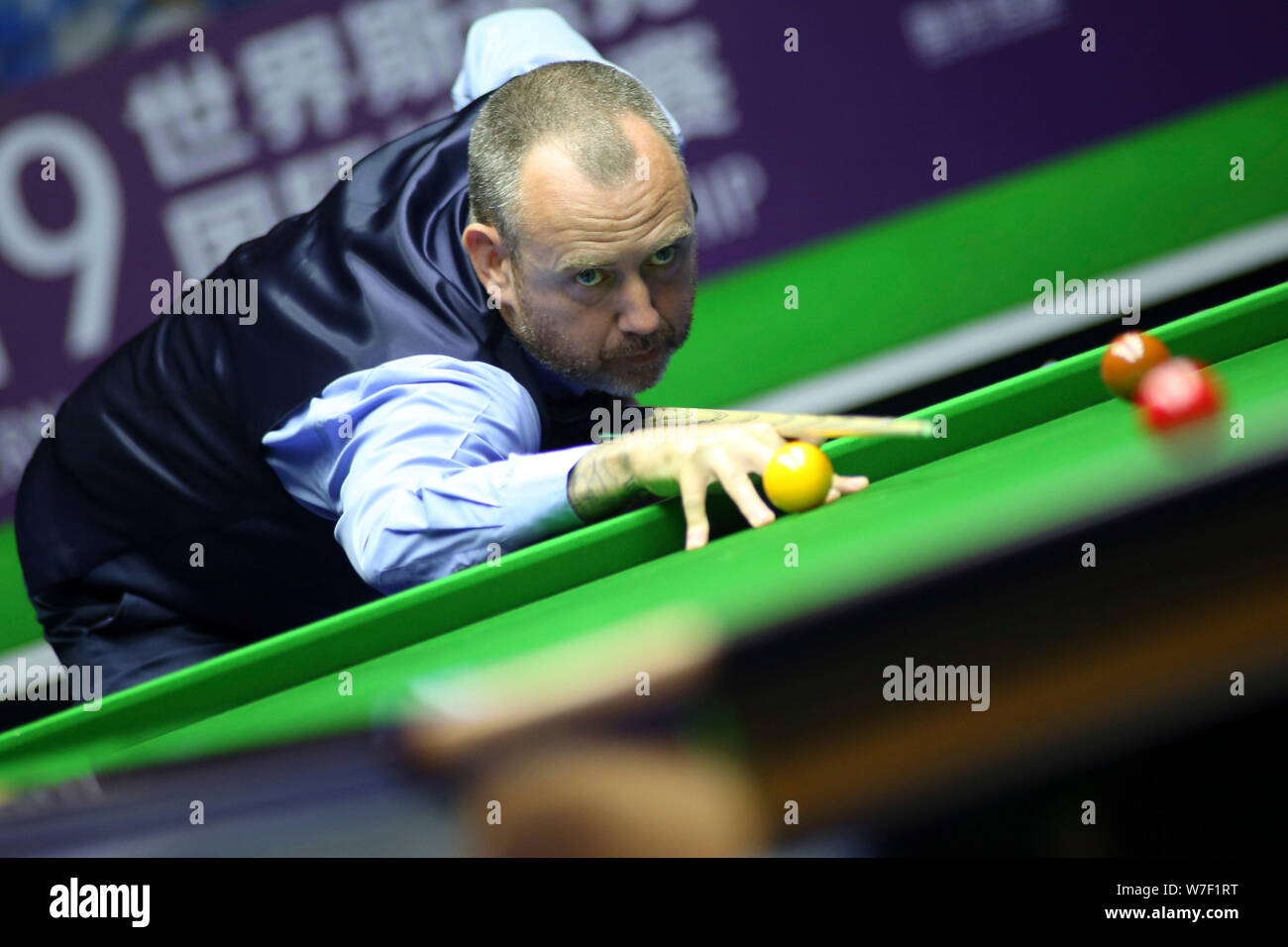 Mark Williams del Galles gioca un colpo di Jak Jones del Galles nel primo round corrispondere durante il 2019 World Snooker Championship internazionale nella città di Daqing, a nord-est della Cina di Provincia di Heilongjiang, 5 agosto 2019. Foto Stock