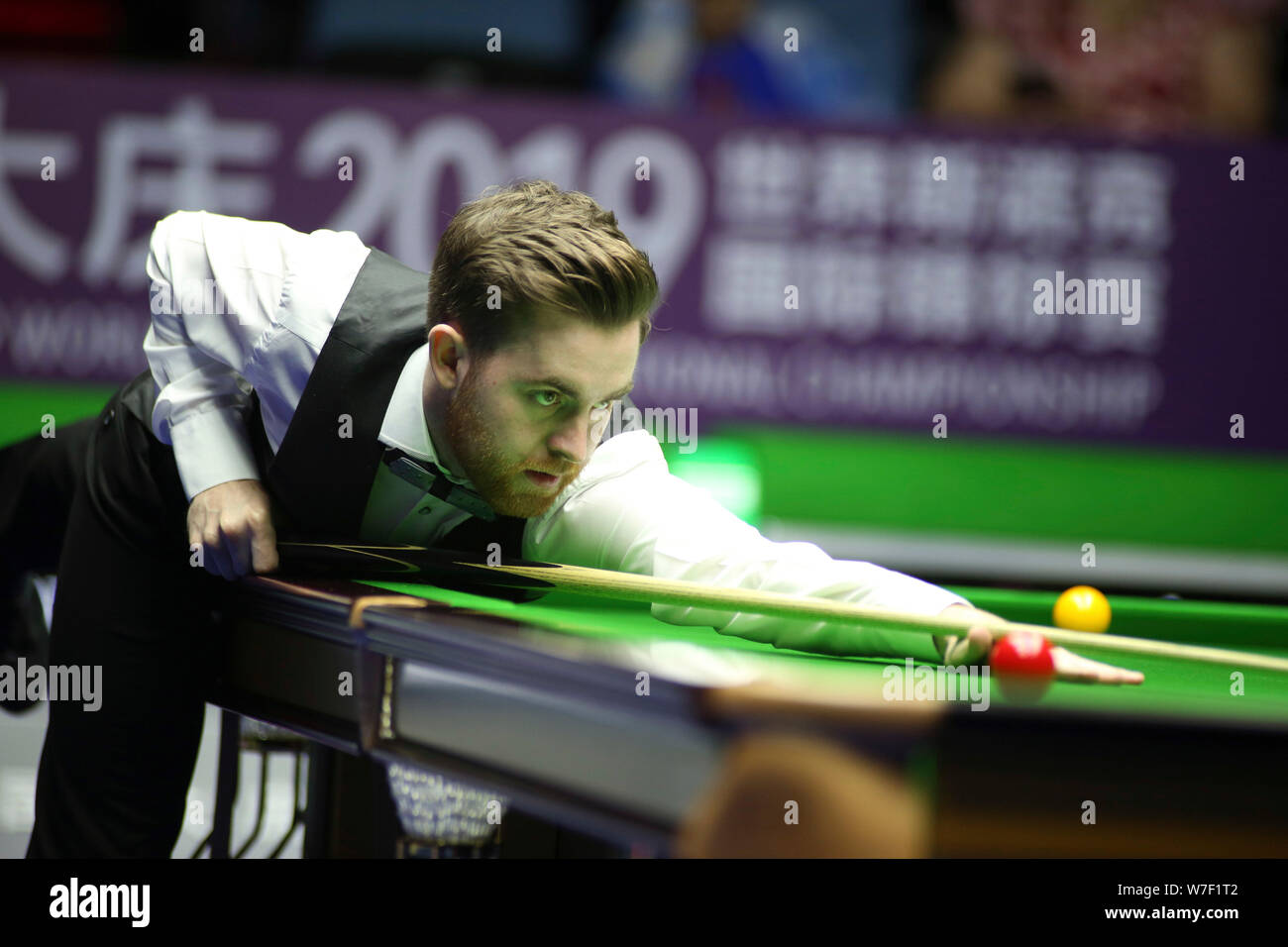 Jak Jones del Galles gioca un colpo di Mark Williams del Galles nel primo round corrispondere durante il 2019 World Snooker Championship internazionale nella città di Daqing, a nord-est della Cina di Provincia di Heilongjiang, 5 agosto 2019. Foto Stock