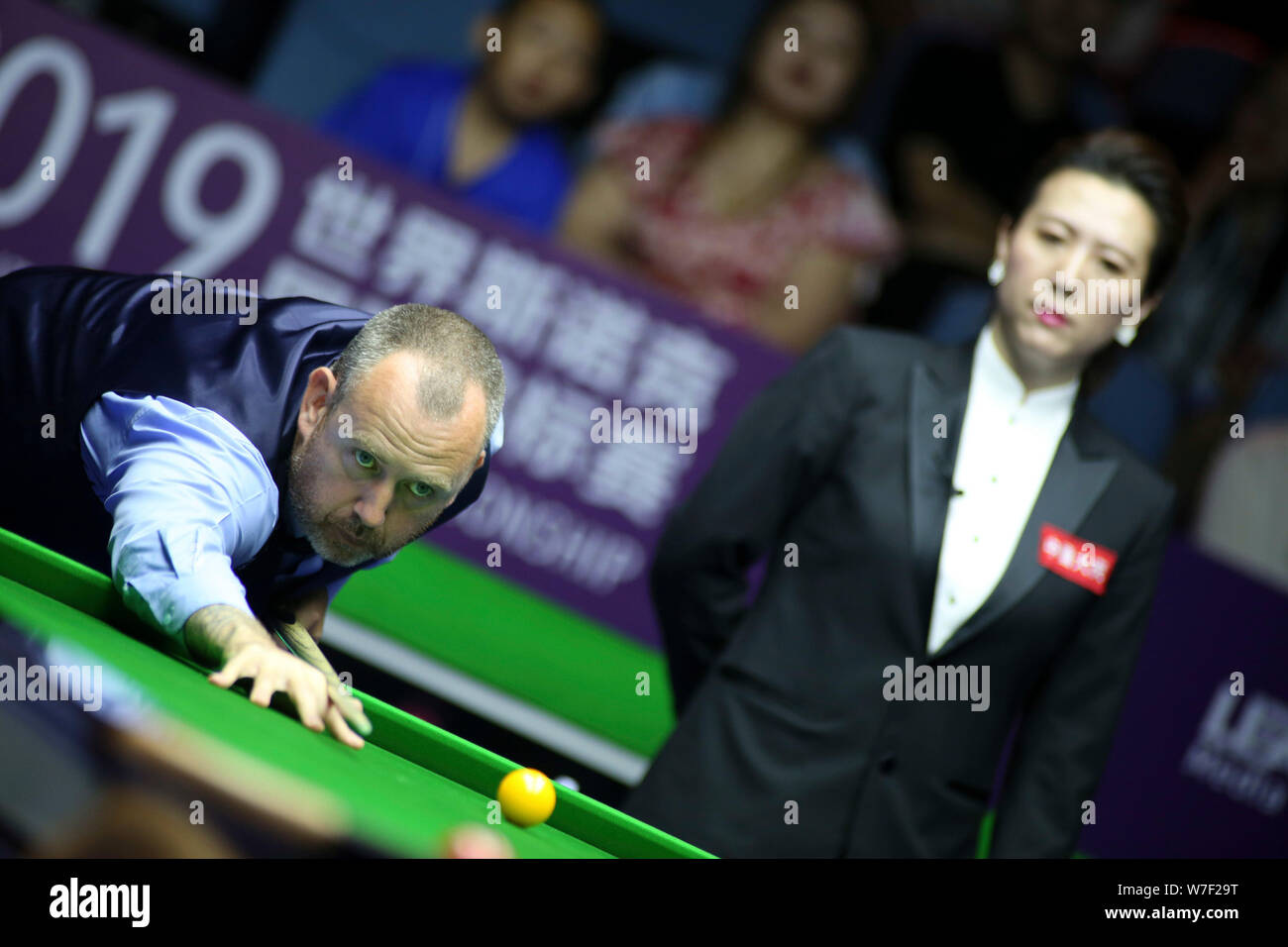 Mark Williams del Galles gioca un colpo di Jak Jones del Galles nel primo round corrispondere durante il 2019 World Snooker Championship internazionale nella città di Daqing, a nord-est della Cina di Provincia di Heilongjiang, 5 agosto 2019. Foto Stock