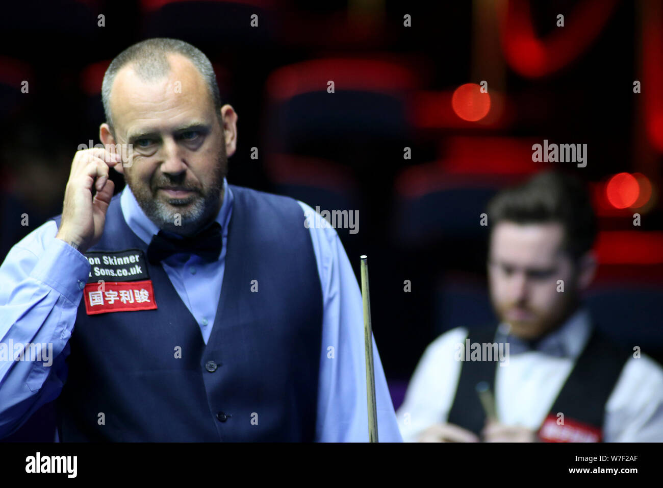 Mark Williams del Galles ritiene che un colpo di Jak Jones del Galles nel primo round corrispondere durante il 2019 World Snooker Championship internazionale nella città di Daqing, a nord-est della Cina di Provincia di Heilongjiang, 5 agosto 2019. Foto Stock