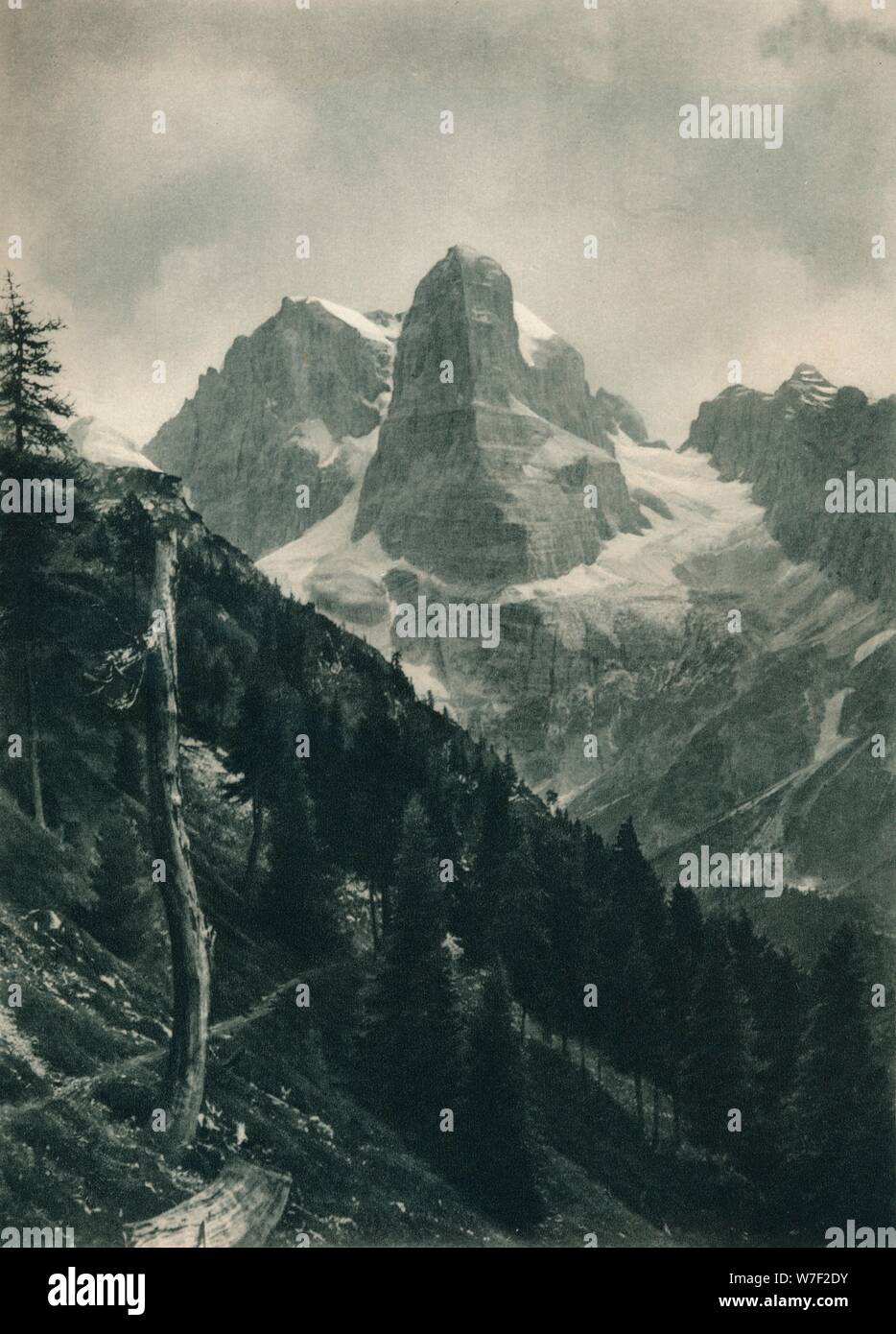Vista del Gruppo del Brenta, Madonna di Campiglio, Dolomiti, Italia, 1927. Artista: Eugen Poppel. Foto Stock