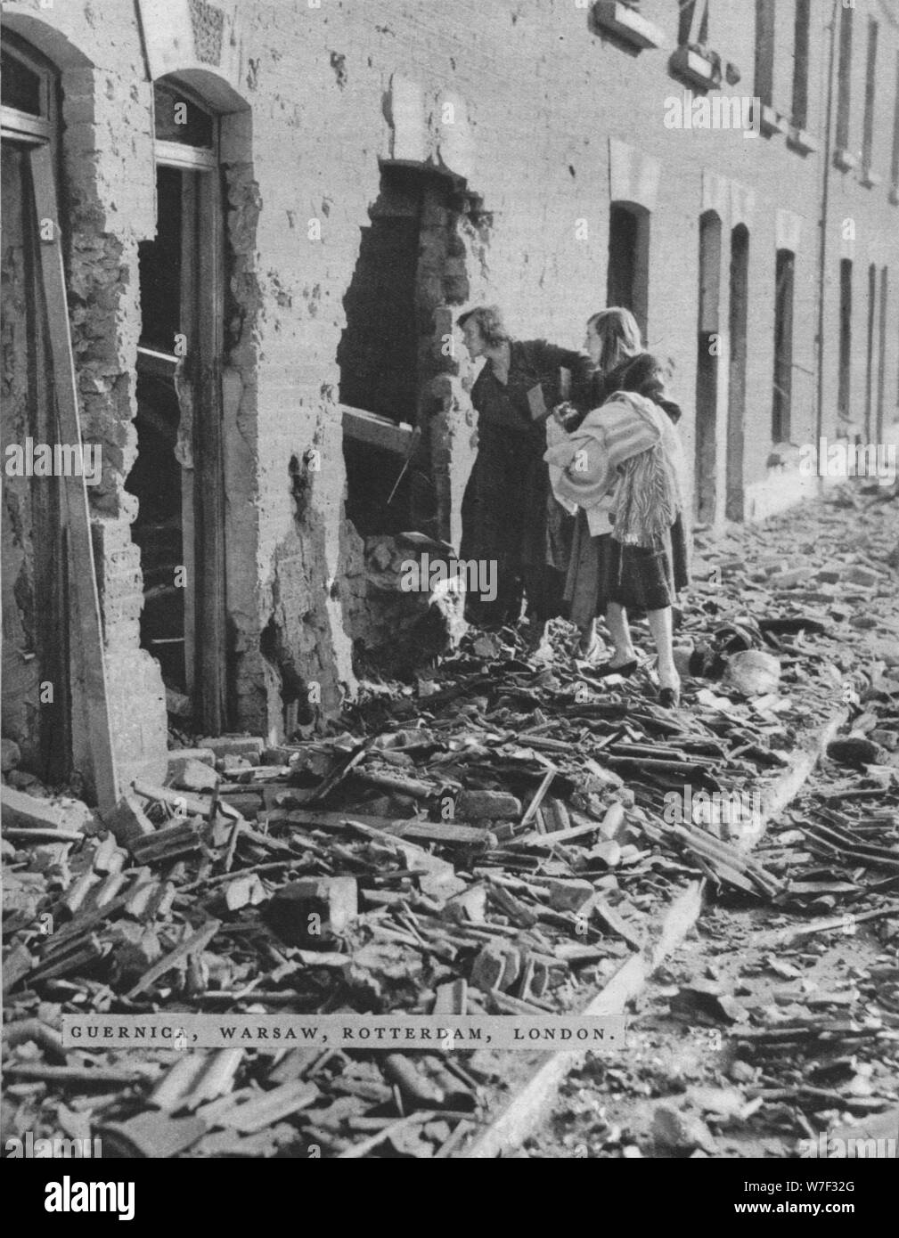 Una scena durante il London blitz, c1940 (1942). Artista: sconosciuto. Foto Stock